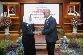Khofifah anugerahkan Lencana Jer Basuki Mawa Beya kepada Akhmad Munir