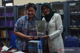 Anggota DPR bantu 50 buku baru untuk koleksi Perpustakaan Kudus