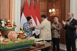 Prabowo tumpengan di Istana, rayakan HUT bersama keluarga dan kabinet
