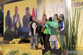 Bahlil umrohkan empat pengemudi ojol perempuan dalam rangka HUT Golkar