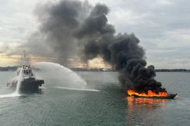 KPLP pastikan kebakaran kapal kayu di Selat Riau tak ganggu lalu lintas pelayaran
