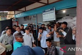 Zulkifli cek harga pupuk di kios wilayah Jombang