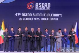 Presiden Prabowo dan para pemimpin ASEAN berfoto  bersama  pada KTT ke-47  di Malaysia