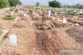 Terkikis hujan, perawatan lahan TPU Tegal Alur Jakbar ditingkatkan