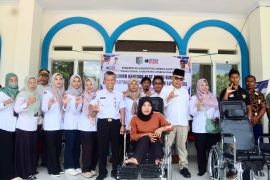 Lombok Barat salurkan bantuan kursi roda untuk disabilitas dan lansia