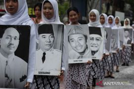 Ambivalensi ketokohan: antara karya dan luka sejarah