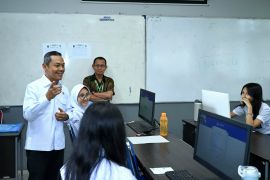 Tinjau TKA di Bogor, Wamendikdasmen imbau murid kerjakan dengan jujur