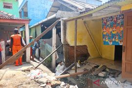 Lima rumah di Makasar retak dan ambruk akibat abrasi saluran air