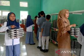 Suasana ceria di SMPN 2 Maos saat MBG tiba