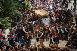 Warga padati prosesi adat pemakaman PB XIII di Imogiri, Bantul