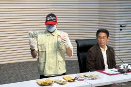 KPK sita 9.000 pound sterling dan 3.000 dolar AS dari Gubernur Riau