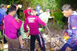 Tim SAR evakuasi mahasiswa korban terakhir tenggelam di Sungai Jolinggo Kendal