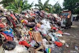 Warga Penggilingan keluhkan tumpukan sampah ganggu jalan dan berbau