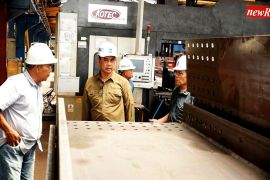 Kunjungi pabrik baja, Shalahuddin memastikan material jembatan penuhi standar teknis