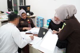 DJP Sulselbartra serahkan tersangka penggelapan pajak ke Kejari Makassar