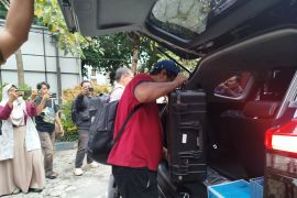 Penyidik KPK bawa tiga koper dari Kantor Disbudparpora Ponorogo
