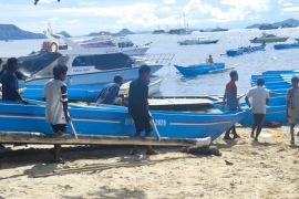 Pemkab Manggarai Barat menyalurkan bantuan kapal ketinting bagi nelayan
