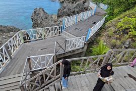 Pengunjung Titik Nol Bulukumba harus hati-hati, banyak lubang di lantai kayu