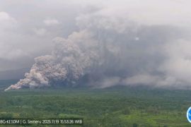 Gunung Semeru semburkan awan panas sejauh 7 km