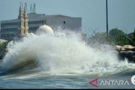 BMKG: Waspadai gelombang laut setinggi 6 meter akibat Siklon FINA di RI