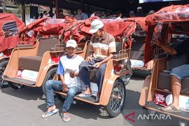 Ketika listrik gantikan letih para penarik becak lansia