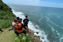 Basarnas Yogyakarta terjunkan tim rescue cari nelayan hilang pantai Gunungkidul
