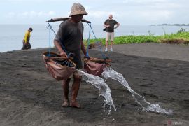 Rumah produksi garam tradisional di Bali