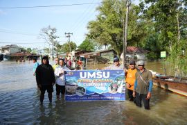 Tim Aksi Peduli UMSU gunakan perahu salurkan bantuan sembako