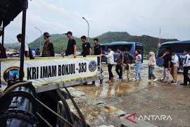 KRI Imam Bonjol gelar kegiatan "open ship" di Natuna peringati Hari Armada RI 2025