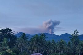 Gunung Dukono semburkan asap hingga 900 meter