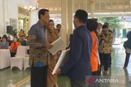 Pemda DIY menyalurkan bantuan biaya hidup bagi 1.296 mahasiswa asal Sumatera