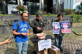 ICW dan Kontras melaporkan 43 personel polisi ke KPK terkait dugaan pemerasan