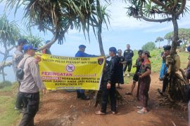 Satpolairud pasang rambu bahaya cegah kecelakaan laut wisatawan di Garut
