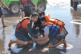 Tim SAR menyelamatkan empat wisatawan terseret ombak Pantai Parangtritis