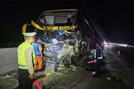 Bus pariwisata tabrak truk di Tol Batang, satu tewas