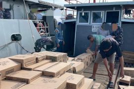 TNI AL amankan kapal bawa kayu dan narkoba di Karimun