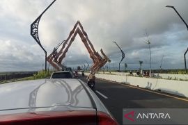 Dishub Bantul menertibkan kendaraan berhenti di bahu Jembatan Kabanaran