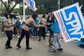 Demo buruh di Jakarta, Polisi bagikan air mineral dan roti