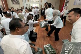 Ingatkan ASN agar amanah, Wali Kota bagikan kain kafan saat rapat