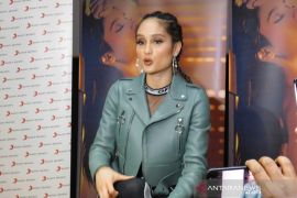 Cinta Laura pilih meditasi keheningan di Thailand sambut tahun baru