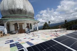 Tim relawan UGM memasang penjernih air bertenaga surya di lokasi bencana Aceh