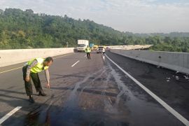 Mobil bawa rombongan guru kecelakaan di Tol Semarang-Solo, satu tewas