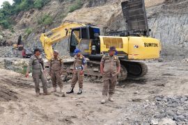 Satpol PP Bantul hentikan aktivitas penambangan tak berizin di Pleret