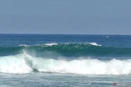 BMKG peringatkan gelombang laut tinggi enam meter dipicu Siklon Jenna