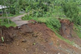 Pemkab Temanggung percepat pemulihan akses antar-desa yang terputus longsor