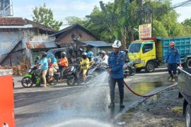 BPBD Bantul kerahkan armada damkar bersihkan tumpahan solar di jalan