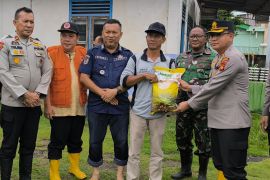 Pemkab OKU Timur salurkan bantuan untuk korban banjir di lima desa Kecamatan Belitang III