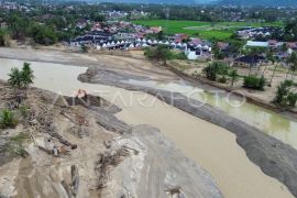 Percepatan normalisasi sungai pascabencana di Padang