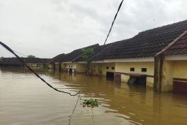 Banjir setinggi hingga dua meter rendam perumahan di Tangerang