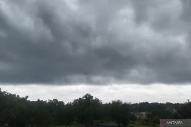 BMKG: Indonesia dikepung hujan yang dapat disertai petir pada Senin